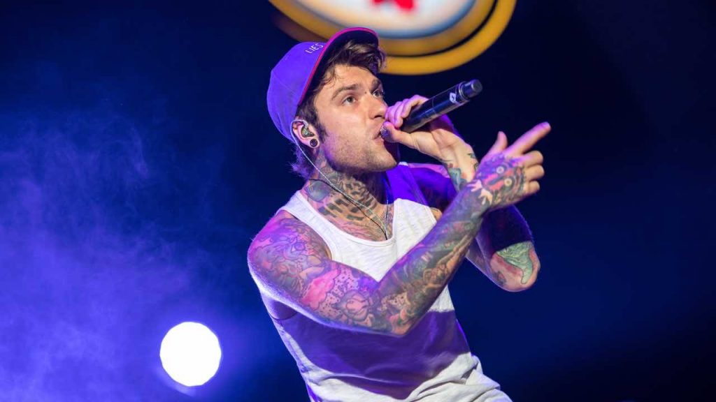 Fedez Dopo La Crisi Con Chiara Si Consola Gi Cos I Visti Insieme La Foto Lascia Poco Spazio