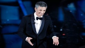 Fiorello sul palco del Festival di Sanremo - fonte depositphotos.com - autoruote4x4.com