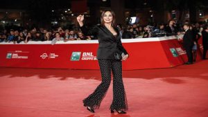 Maria Grazia Cucinotta sul red carpet - fonte Ansa Foto - autoruote4x4.com