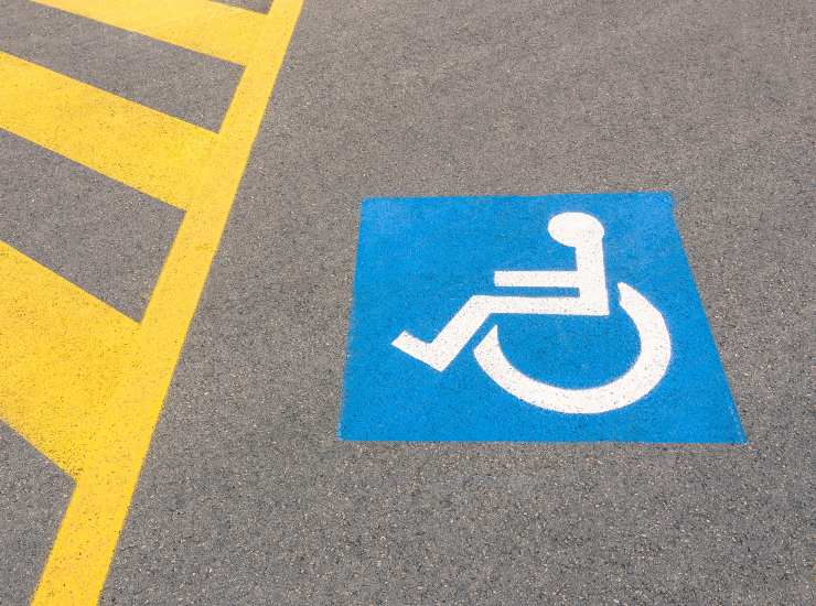 Parcheggio riservato a persone con disabilità - fonte depositphotos.com - autoruote4x4.com