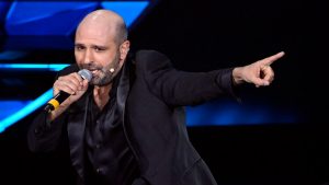 Checco Zalone ospite sul palco del Festival di Sanremo - fonte Ansa Foto - autoruote4x4.com