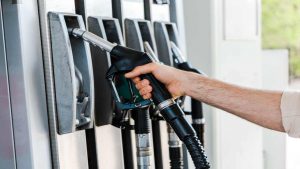 Distributore di benzina a 1 euro al litro - fonte depositphotos.com - autoruote4x4.com