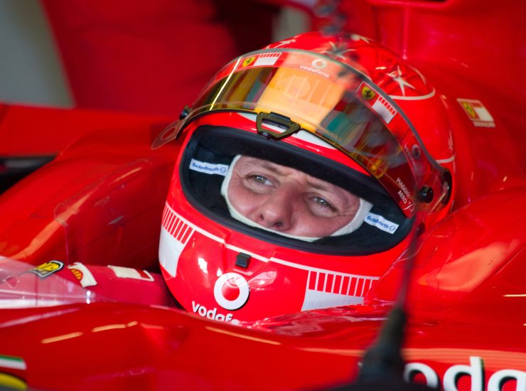 Michael Schumacher a bordo della sua Ferrari - fonte depositphotos.com - autoruote4x4.com