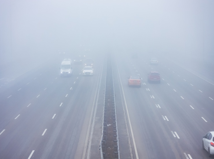 Nebbia in autostrada - fonte depositphotos.com - autoruote4x4.com