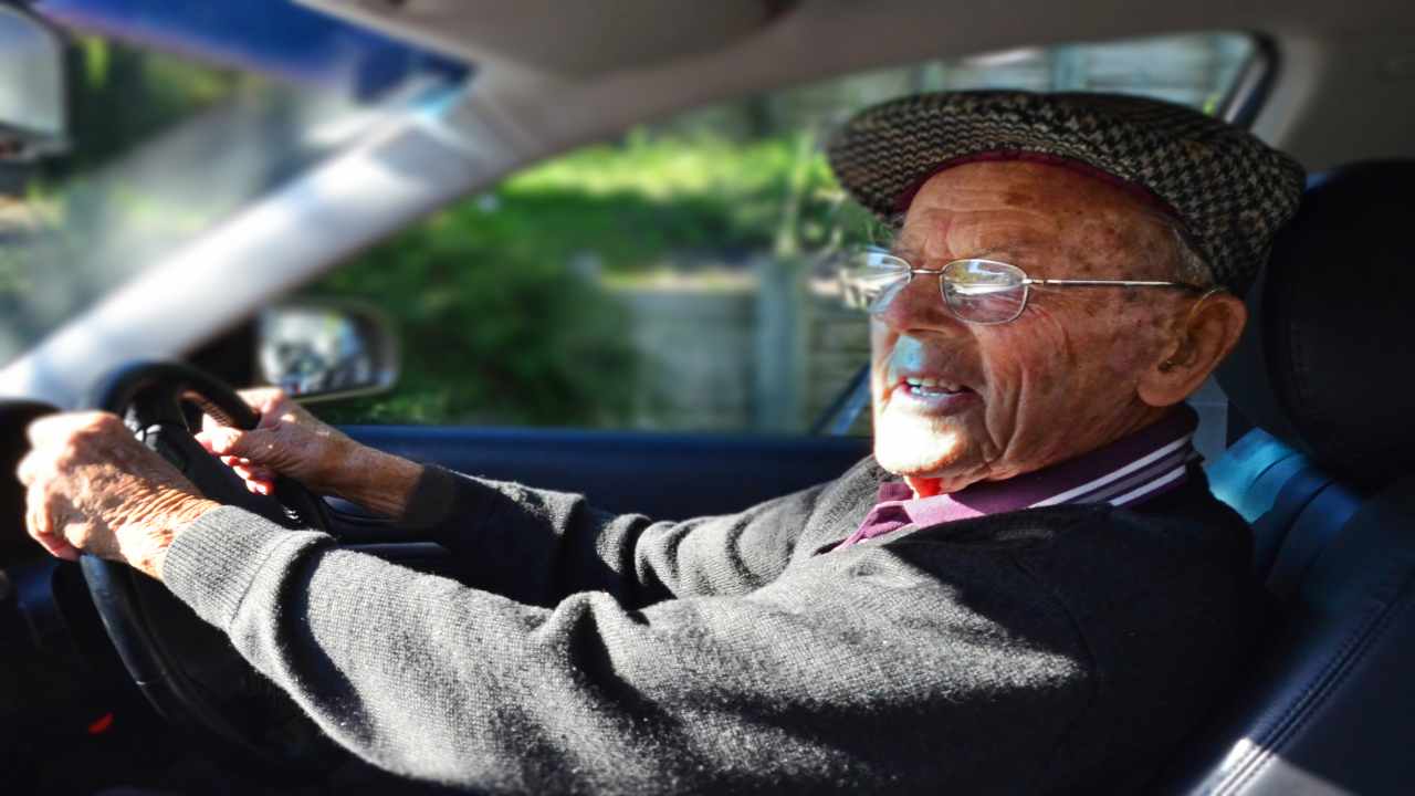 Un anziano alla guida della propria auto - fonte depositphotos.com - autoruote4x4.com