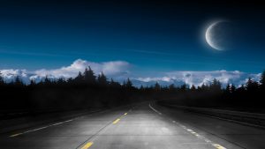 Una strada di notte - fonte depositphotos.com - autoruote4x4.com