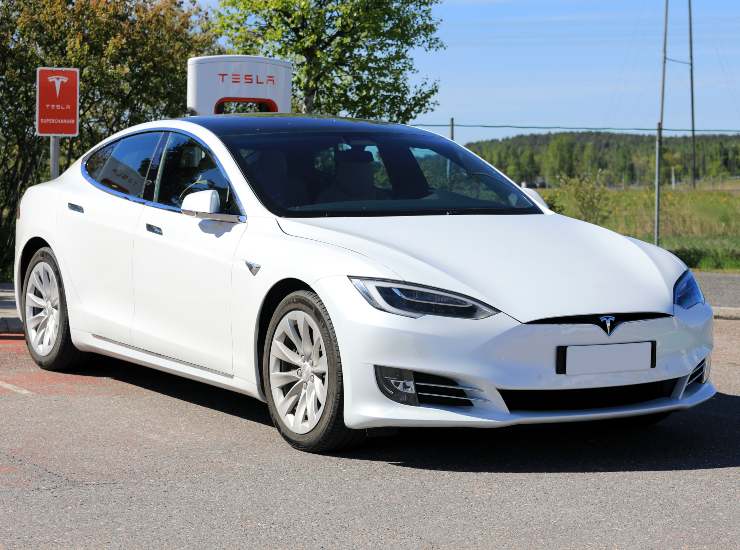 La foto di una Tesla Model S - fonte stock.adobe - autoruote4x4.com