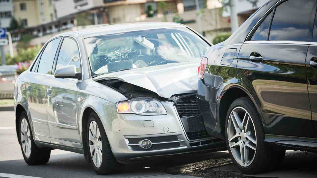 Un incidente tra due auto in strada - fonte stock.adobe - autoruote4x4.com