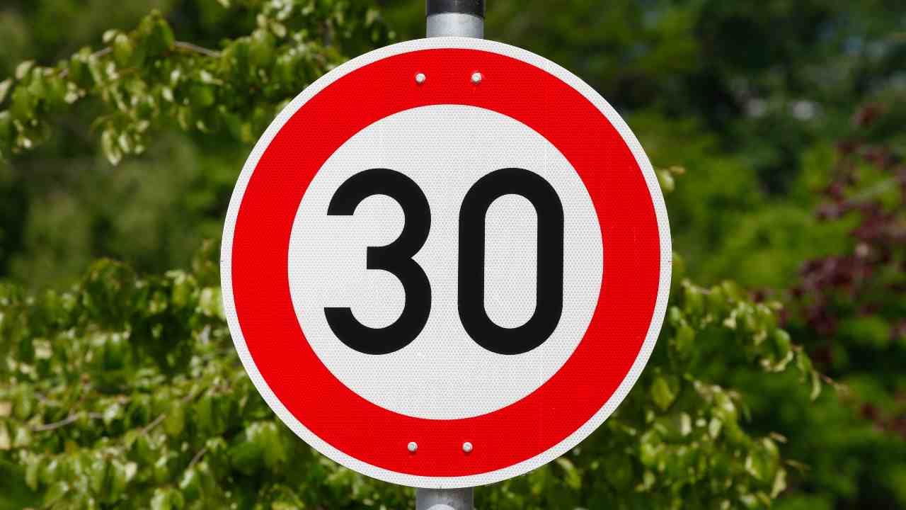 Autostrada, il nuovo limite di velocità a 30 chilometri orari - fonte stock.adobe - autoruote4x4.com