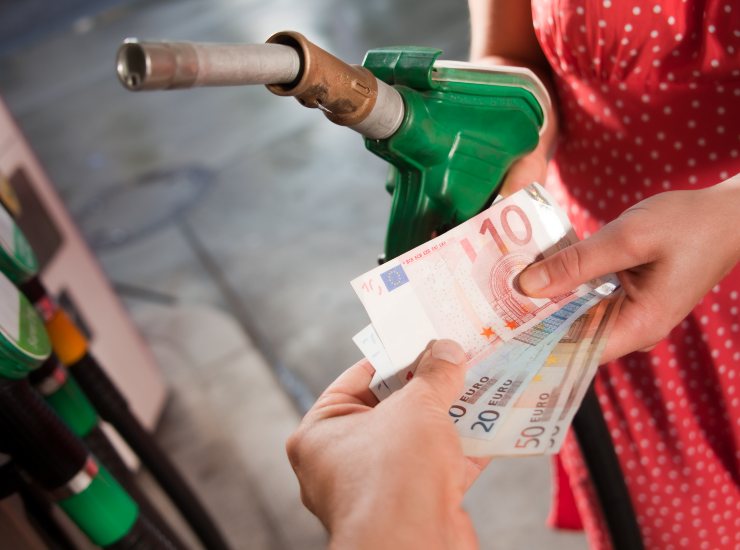 Benzina a meno di 1 euro al litro - fonte stock.adobe - autoruote4x4.com