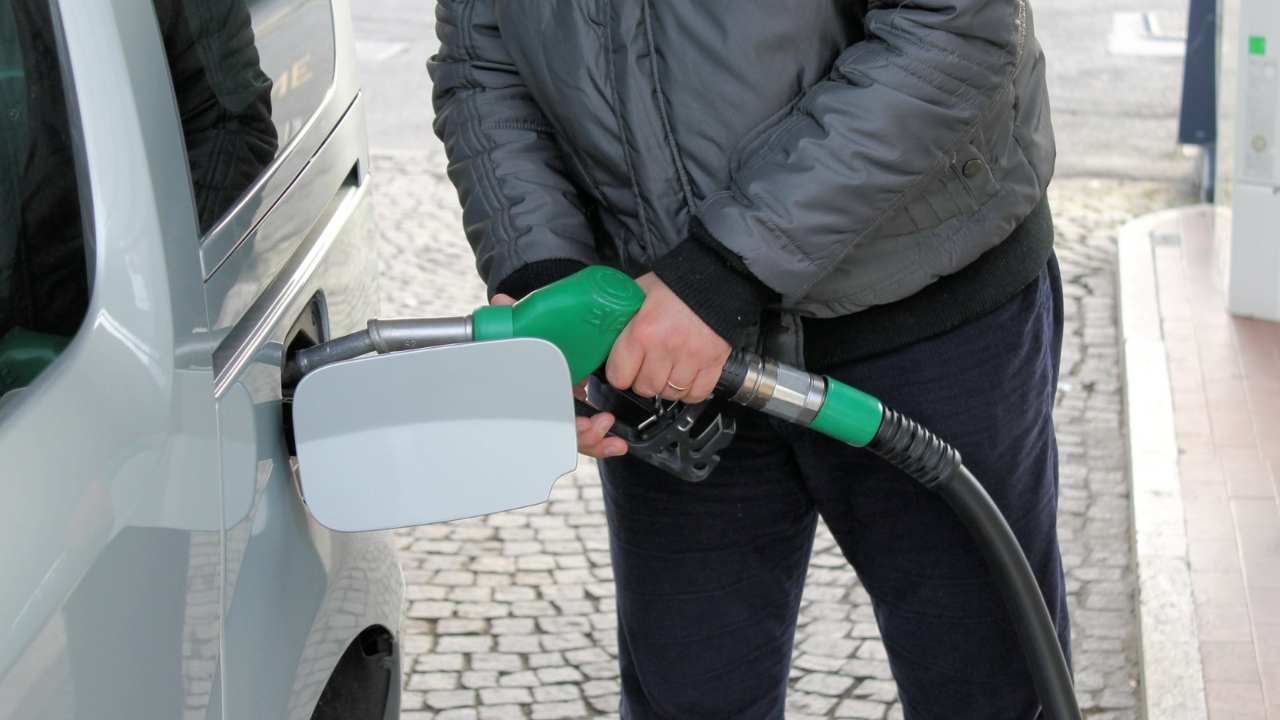 Fai benzina in questo modo e rischi la vita - fonte depositphotos.com - autoruote4x4.com