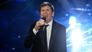 Gianni Morandi sul palco del Festival di Sanremo - fonte Ansa Foto - autoruote4x4.com