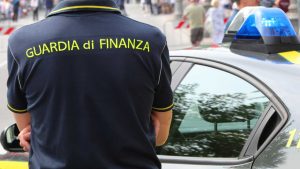 Guardia di finanza e bollo auto - fonte depositphotos.com - autoruote4x4.com