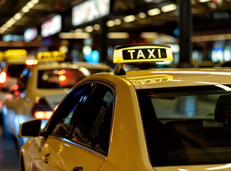 Taxi, non c'è obbligo di avere il seggiolino - fonte depositphotos.com - autoruote4x4.com