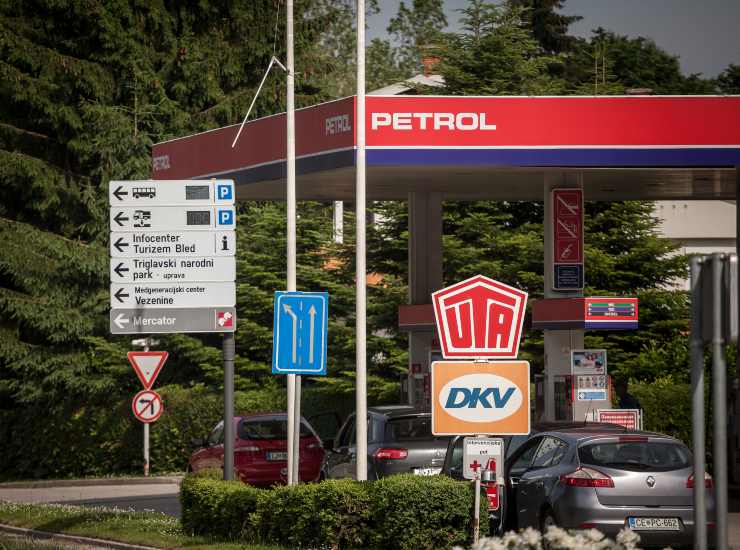 Un distributore di benzina in Slovenia - fonte depositphotos.com - autoruote4x4.com