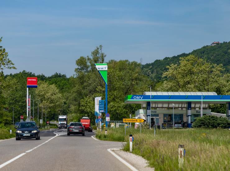 Un distributore di carburante in Slovenia - fonte depositphotos.com - autoruote4x4.com