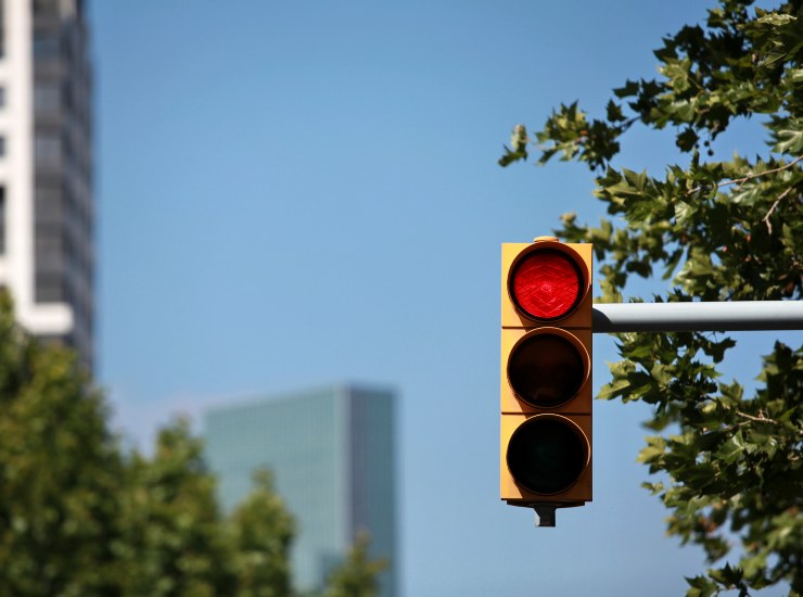 Un semaforo con la luce rossa - fonte depositphotos.com - autoruote4x4.com
