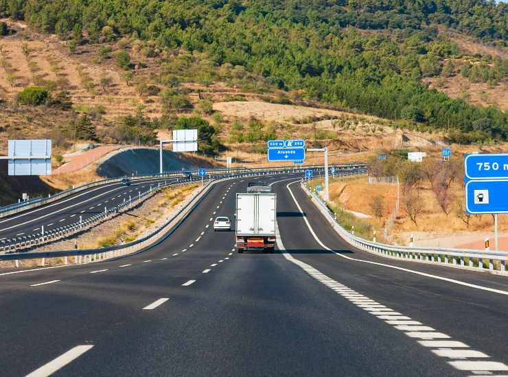 Un tratto dell'autostrada in Spagna - fonte stock.adobe - autoruote4x4.com