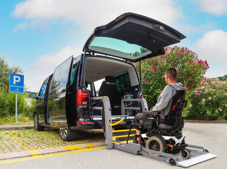 Un'auto usata da una persona con disabilità - fonte stock.adobe - autoruote4x4.com