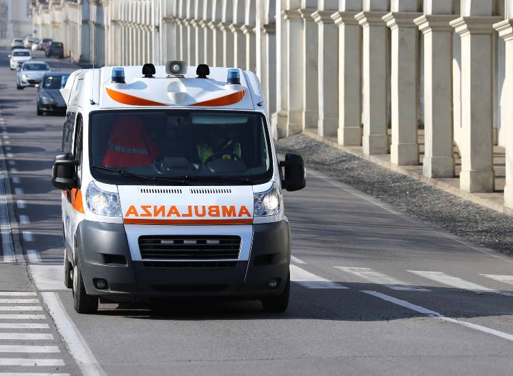 Anche le ambulanze non pagano il bollo auto - fonte stock.adobe - autoruote4x4.com