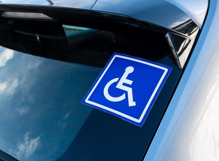 Contrassegno disabilità su un'auto - fonte stock.adobe - autoruote4x4.com