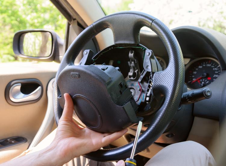 Gli airbag cambiano di nuovo posto - fonte stock.adobe - autoruote4x4.com