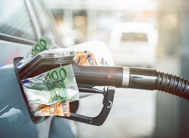 La benzina costa sempre di più - fonte stock.adobe - autoruote4x4.com