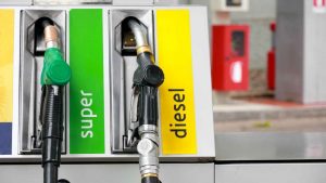 La benzina costa solo 1,40 euro al litro - fonte stock.adobe - autoruote4x4.com