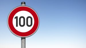 Limite di velocità a 100 chilometri orari - fonte stock.adobe - autoruote4x4.com