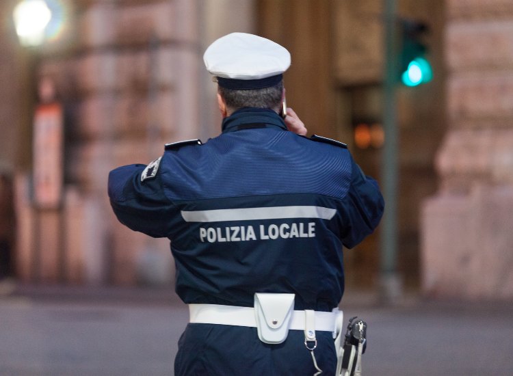 Un commissario di polizia - fonte stock.adobe - autoruote4x4.com