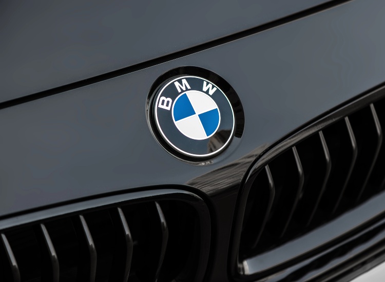 Un'auto con il logo della BMW - fonte depositphotos.com - autoruote4x4.com