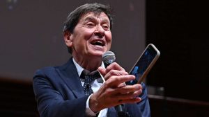 Il cantante Gianni Morandi - fonte Ansa Foto - autoruote4x4.com