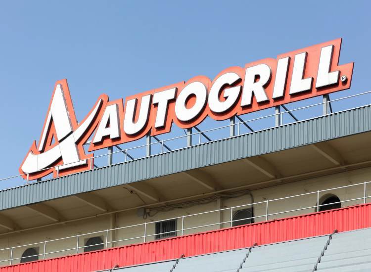 L'insegna di un classico autogrill - fonte depositphotos.com - autoruote4x4.com