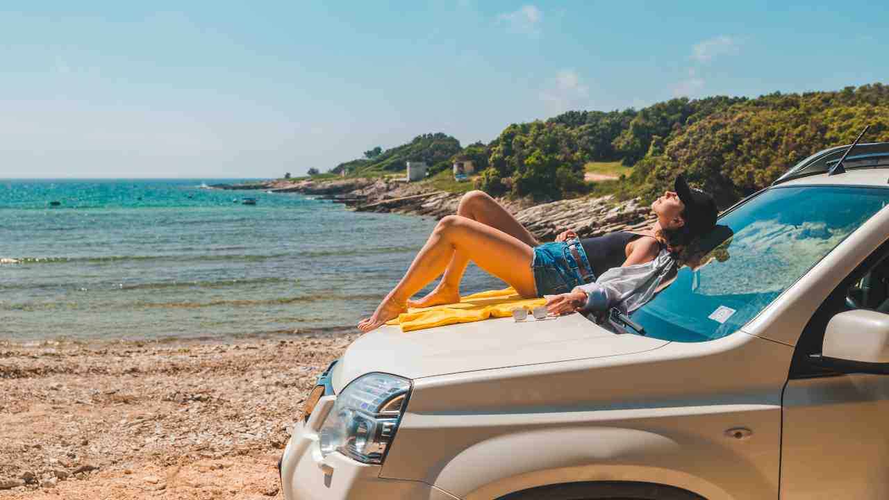 Non parcheggiare in auto al mare - fonte Corporate+ - autoruote4x4.com