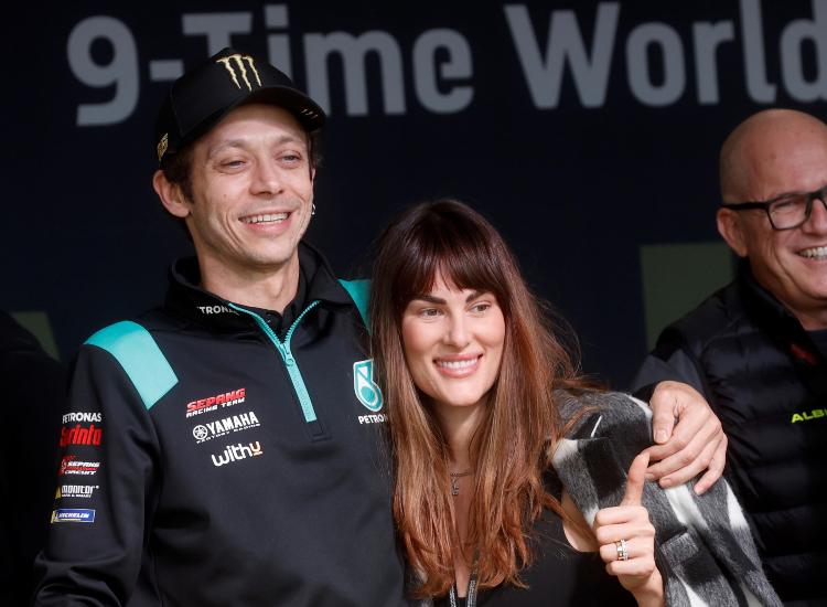 Valentino Rossi con la moglie Francesca Sofia Novello - fonte Ansa Foto - autoruote4x4.com