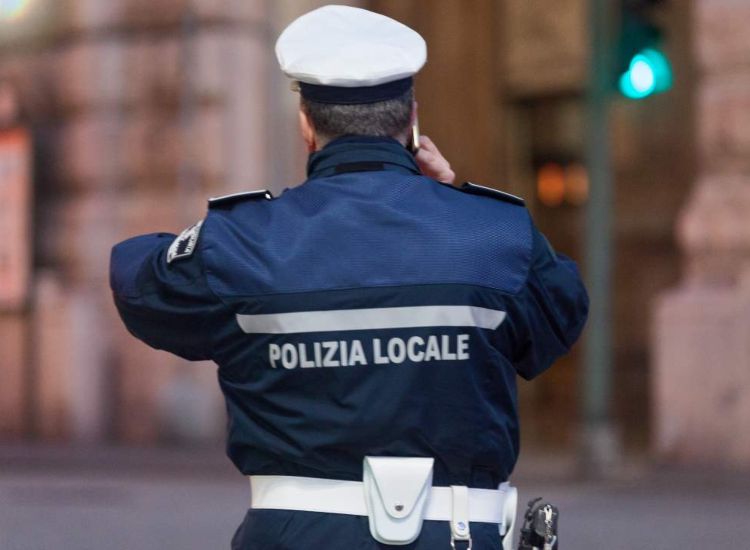 Agente della polizia locale - fonte stock.adobe - autoruote4x4.com