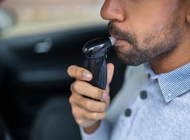 Automobilista che esegue un alcol test - fonte iStock - autoruote4x4.com