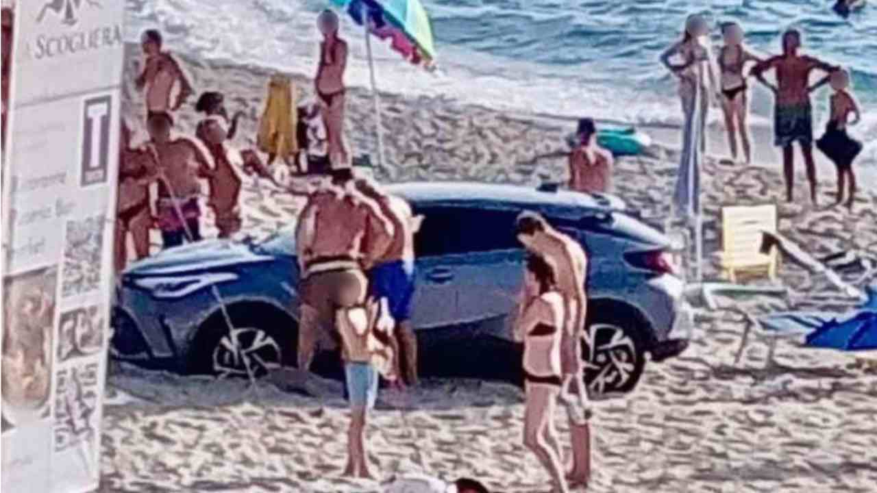 Con l'auto in spiaggia - fonte quicosenza.it - autoruote4x4.com