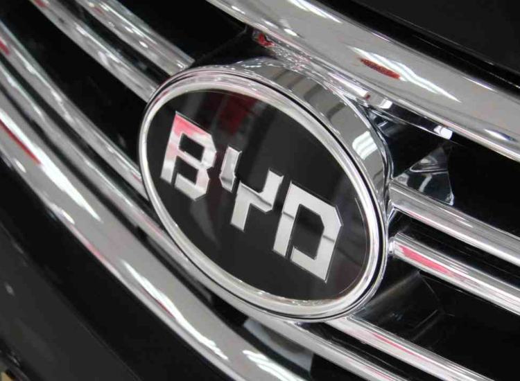 Il logo BYD di un'auto - fonte depositphotos.com - autoruote4x4.com