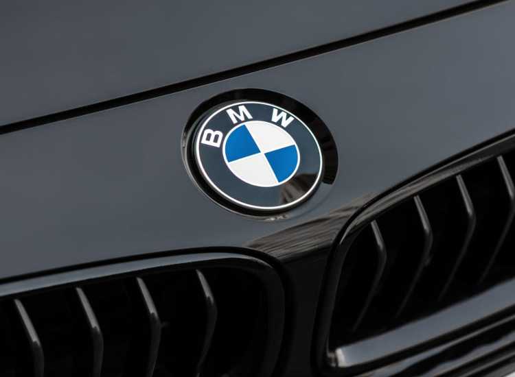 Il logo su un'auto BMW - fonte depositphotos.com - autoruote4x4.com