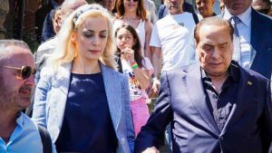 Marta Fascina e Silvio Berlusconi - fonte Ansa Foto - autoruote4x4.com