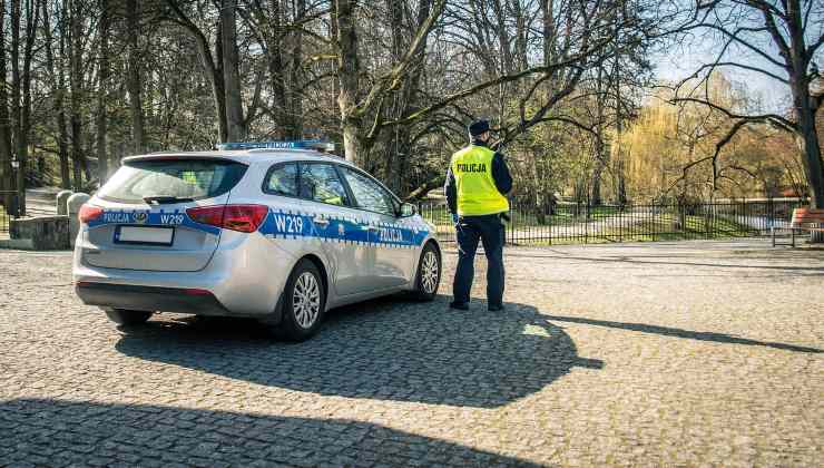 Polizia scorta futuri genitori a Bologna 