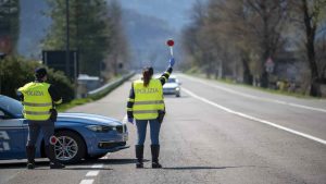 Posto di blocco, il trucco delle due macchine - fonte depositphotos.com - autoruote4x4.com