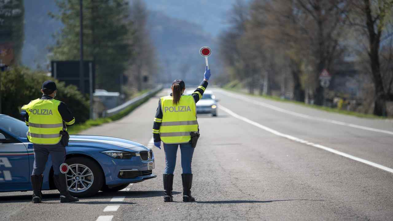 Posto di blocco, il trucco delle due macchine - fonte depositphotos.com - autoruote4x4.com