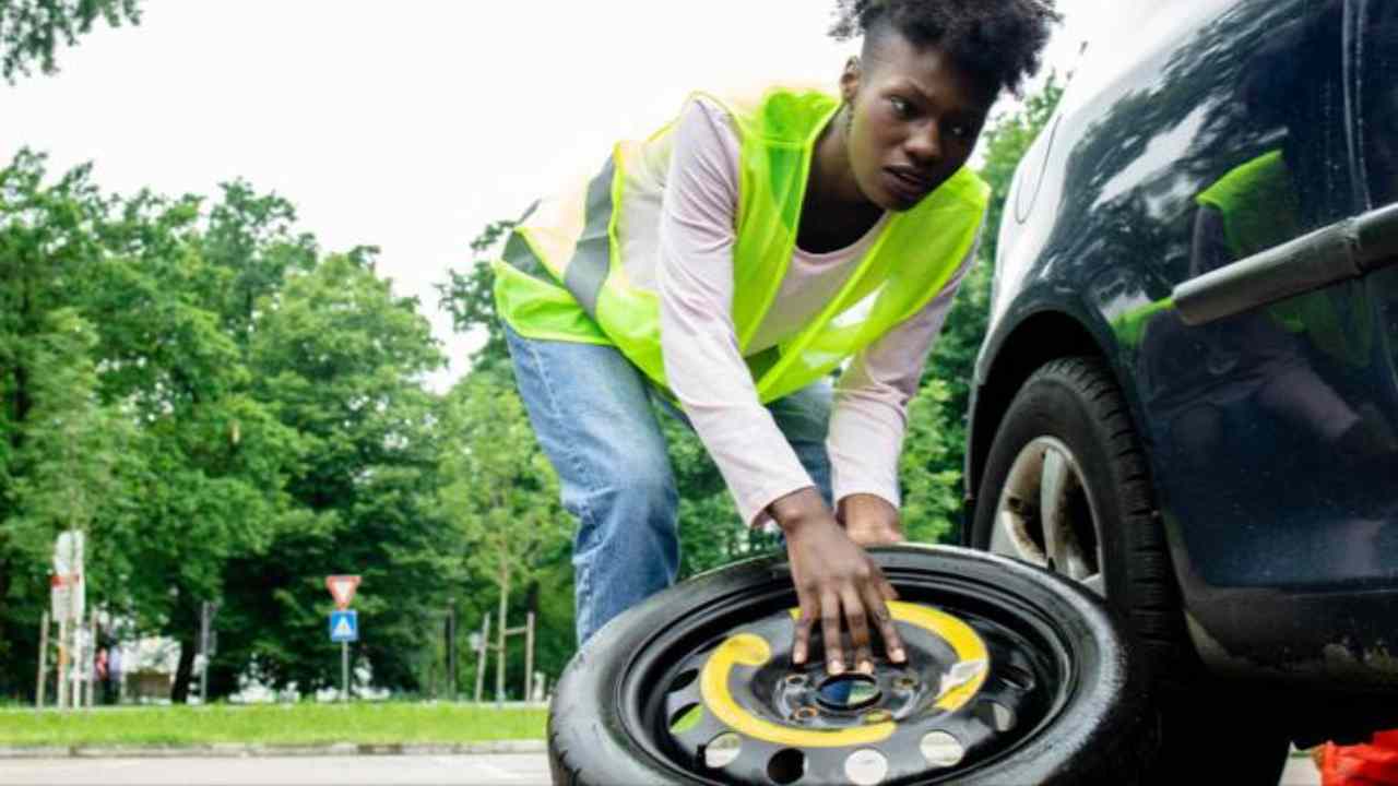 Ruotino, la scritta che ti salva la vita - fonte iStock - autoruote4x4.com