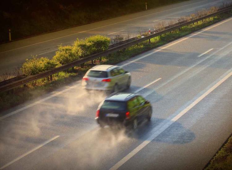 Sorpasso a destra, ecco quando si può fare - fonte depositphotos.com - giornalemotori.it