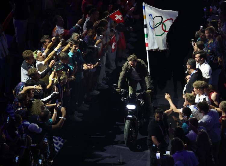 Tom Cruise durante la cerimonia di chiusura delle Olimpiadi - fonte Ansa Foto - autoruote4x4.com