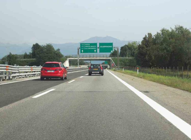 Un tratto dell'autostrada in Italia - fonte depositphotos.com - autoruote4x4.com