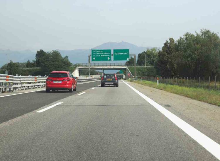 Un tratto dell'autostrada in Italia - fonte depositphotos.com - autoruote4x4.com